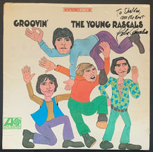 Load image into Gallery viewer, 1967 The Young Rascals Groovin' Signed Album Felix Cavaliere Autographed Music