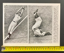 Load image into Gallery viewer, 1962 Vintage MLB Baseball Wire Photo Chicago Cubs Third Baseman Ron Santo Rare