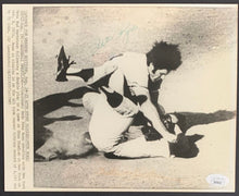Load image into Gallery viewer, Pete Rose Autographed Signed Wire Photo MLB Baseball Cincinnati Reds vs Mets JSA