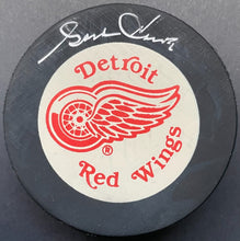 Load image into Gallery viewer, Gordie Howe Autographed Signed Detroit Red Wings Puck NHL Hockey JSA In Glas Co