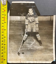 Load image into Gallery viewer, 1927 Vintage NHL New York Americans Hockey HOF Lionel Conacher NEA Photo