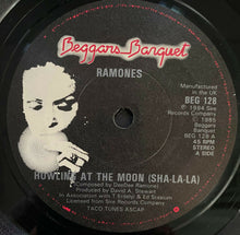 Load image into Gallery viewer, Ramones Howling At The Moon 45 RPM Autographed Richie Ramone Signed Rock Star