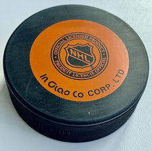 Load image into Gallery viewer, Eric Lindros Signed Philadelphia Flyers NHL Hockey Puck Autographed In Glas Co