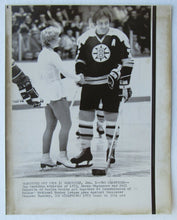 Load image into Gallery viewer, 1973 NHL Hall Of Famer Phil Esposito & Figure Skater Karen Magnussen Press Photo