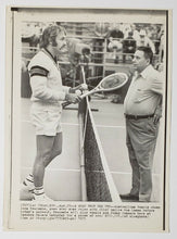 Load image into Gallery viewer, 1975 Allan King Tennis Classic Allan Newcombe Press Photo - Jimmy Conner