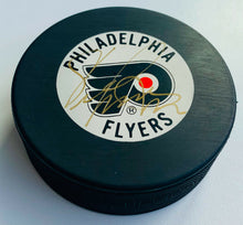 Load image into Gallery viewer, Eric Lindros Signed Philadelphia Flyers NHL Hockey Puck Autographed In Glas Co