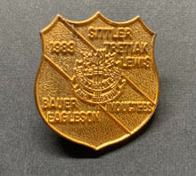 Load image into Gallery viewer, 1989 Official Hockey Hall of Fame Induction Pinback in Original Case NHL Hockey