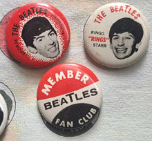 Load image into Gallery viewer, 1960&#39;s The Beatles Vending Item Pinbacks x8 Vintage Trade Ad Buttons T-Shirt
