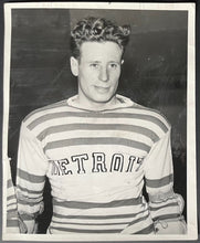 Load image into Gallery viewer, 1941 NHL Hockey Detroit Red Wings Gerry Brown Type 1 Vintage Photo News Stamp
