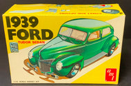 AMT 1939 Ford Tudor Sedan Scale 1:25 Model Car Kit Vintage Automobile Street Rod