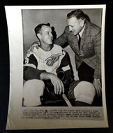 1961 Gordie Howe Detroit Red Wings 1000th Game Sid Abel NHL Hockey Press Photo
