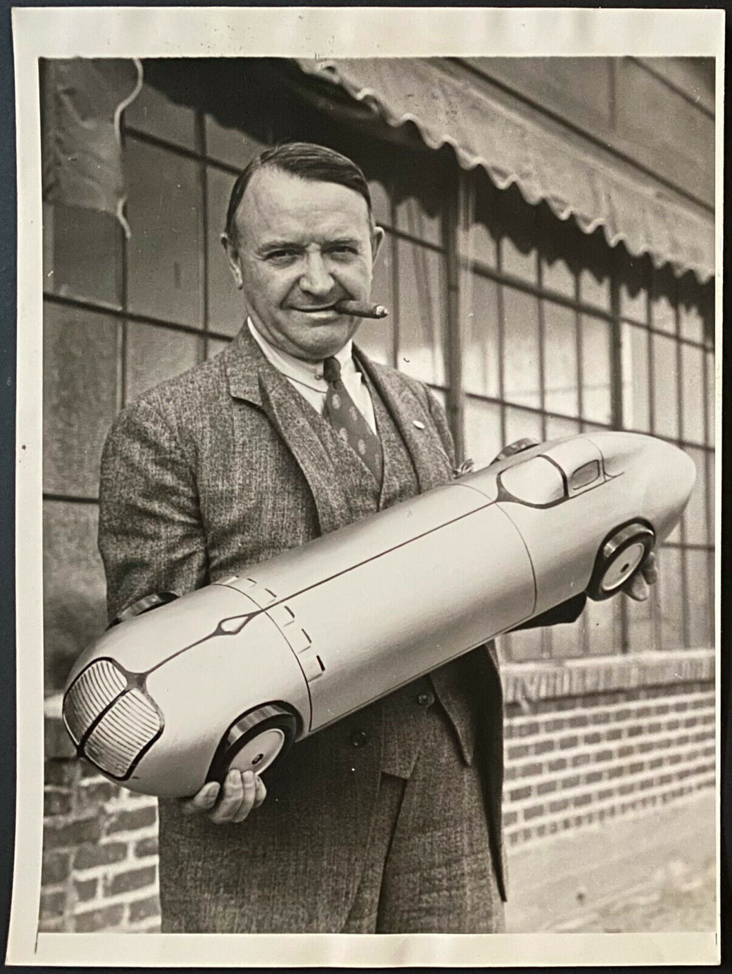 1932 Press Photo Racing Legend Barney Oldfield World Landspeed Record Model Car