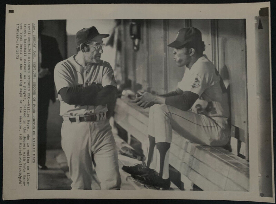 1973 Original Wire B&W Photo Willie Mays Talks to Yogi Berra New York Mets MLB