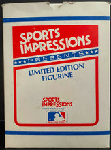 Load image into Gallery viewer, Willie Mays Sports Impressions Figurine Famous Catch 4334/5000 Original Box/LOA
