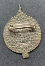 Load image into Gallery viewer, 1986 World Curling Championship Silver Broom Toronto Pinback Sports Vintage
