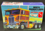 AMT 620 White Freightliner Dual Drive Cabover Tractor Model Kit 1:25 Scale NOS!