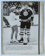 1973 NHL Hall Of Famer Phil Esposito & Figure Skater Karen Magnussen Press Photo