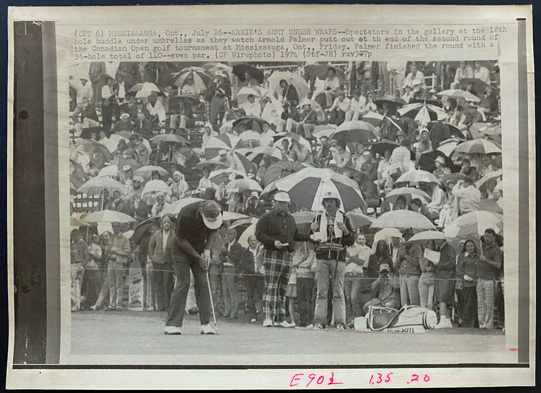 1974 Vintage Wire Photo Arnold Palmer Putting 18th Hole 2nd Round Canadian Open