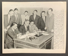 Load image into Gallery viewer, 1957 Historic Wire Photo Showing 1st Formation NHL Players Assoc. Ted Lindsay
