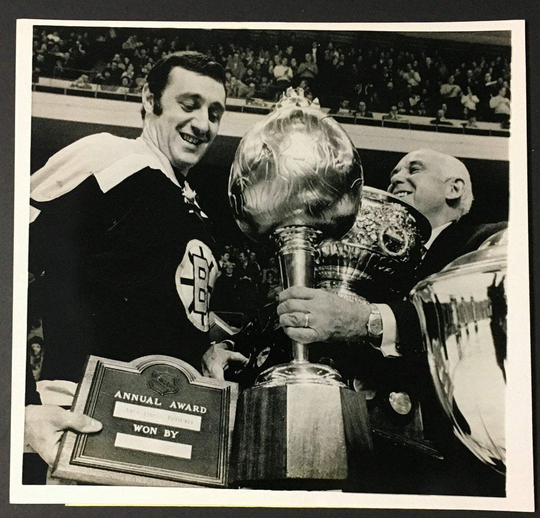 1969-70 Phil Esposito Wins Art Ross Trophy Press News Photo Bruins Superstar