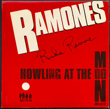 Load image into Gallery viewer, Ramones Howling At The Moon 45 RPM Autographed Richie Ramone Signed Rock Star
