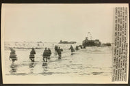 Original 1944 D-Day On The Beaches Of France Vintage Wire Photo Soldiers Ashore
