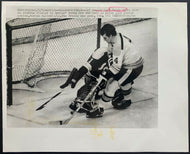 1971 Original Vintage Bobby Orr Wire Photo NHL Hockey Trying To Score On Seals