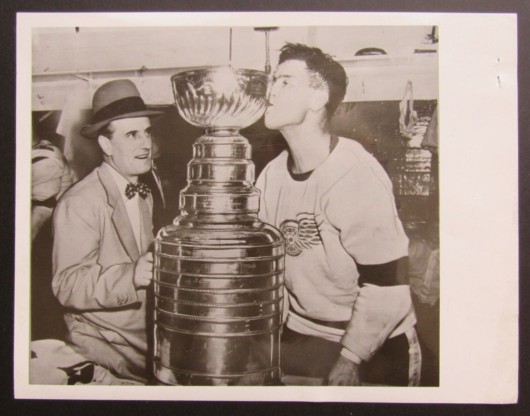 1954 Amazing NHL Hockey Press Photo Detroit Red Wings Tony Leswick Kissing Cup