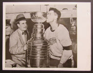 1954 Amazing NHL Hockey Press Photo Detroit Red Wings Tony Leswick Kissing Cup