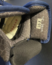 Load image into Gallery viewer, 2022 Steven Stamkos Playoff Game Worn Bauer Gloves Photo Matched Tampa Bay NHL
