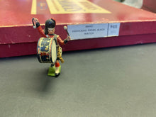 Load image into Gallery viewer, 1962 Britains Toy Soldiers Highland Pipers Black Watch Band W Britain # 9435
