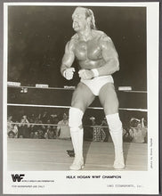 Load image into Gallery viewer, 1985 Hulk Hogan WWF Wrestling Promo Photo Issued to La Presse Newspapers
